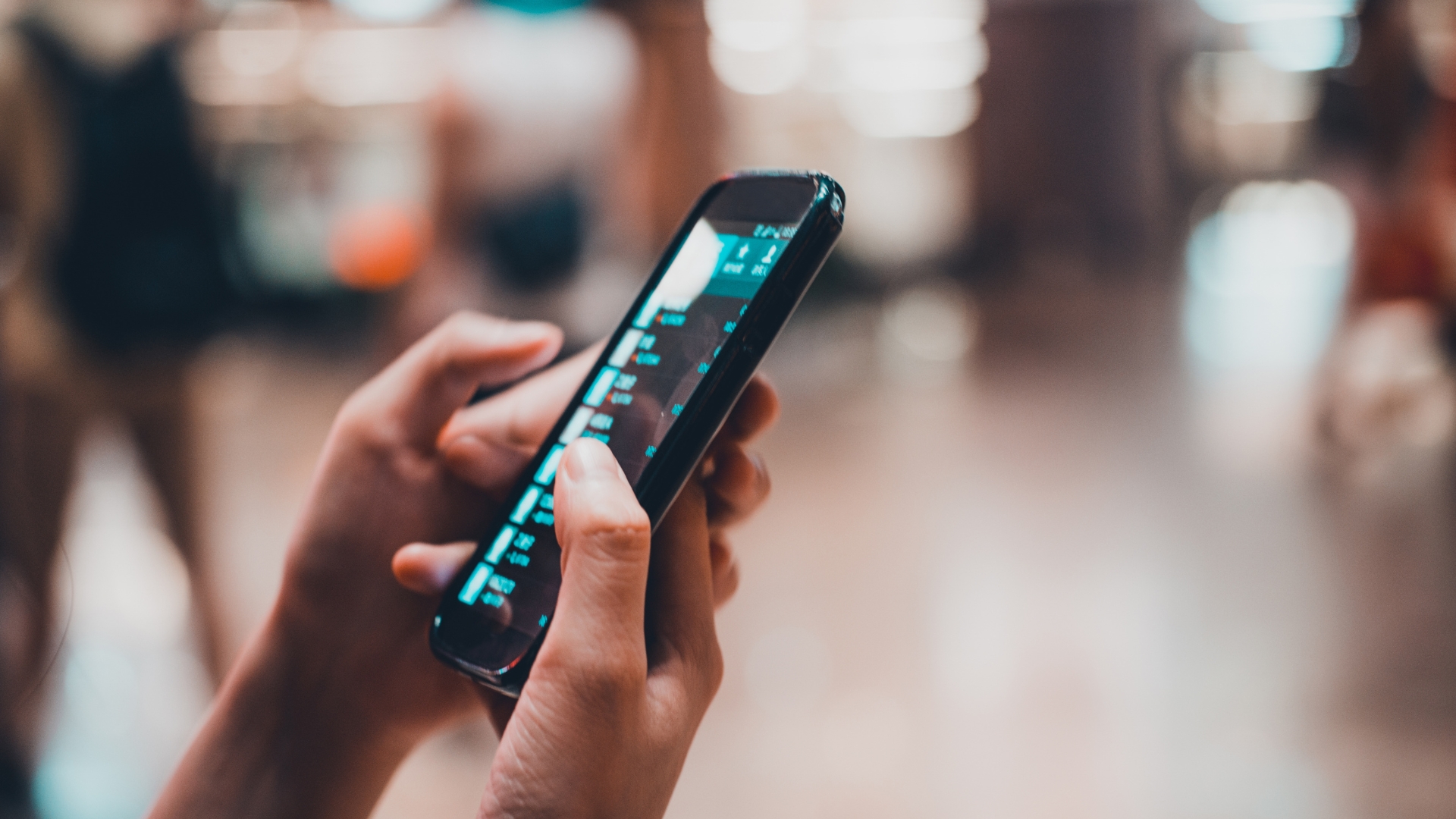 Operadora deve indenizar vítima de golpe em WhatsApp clonado
